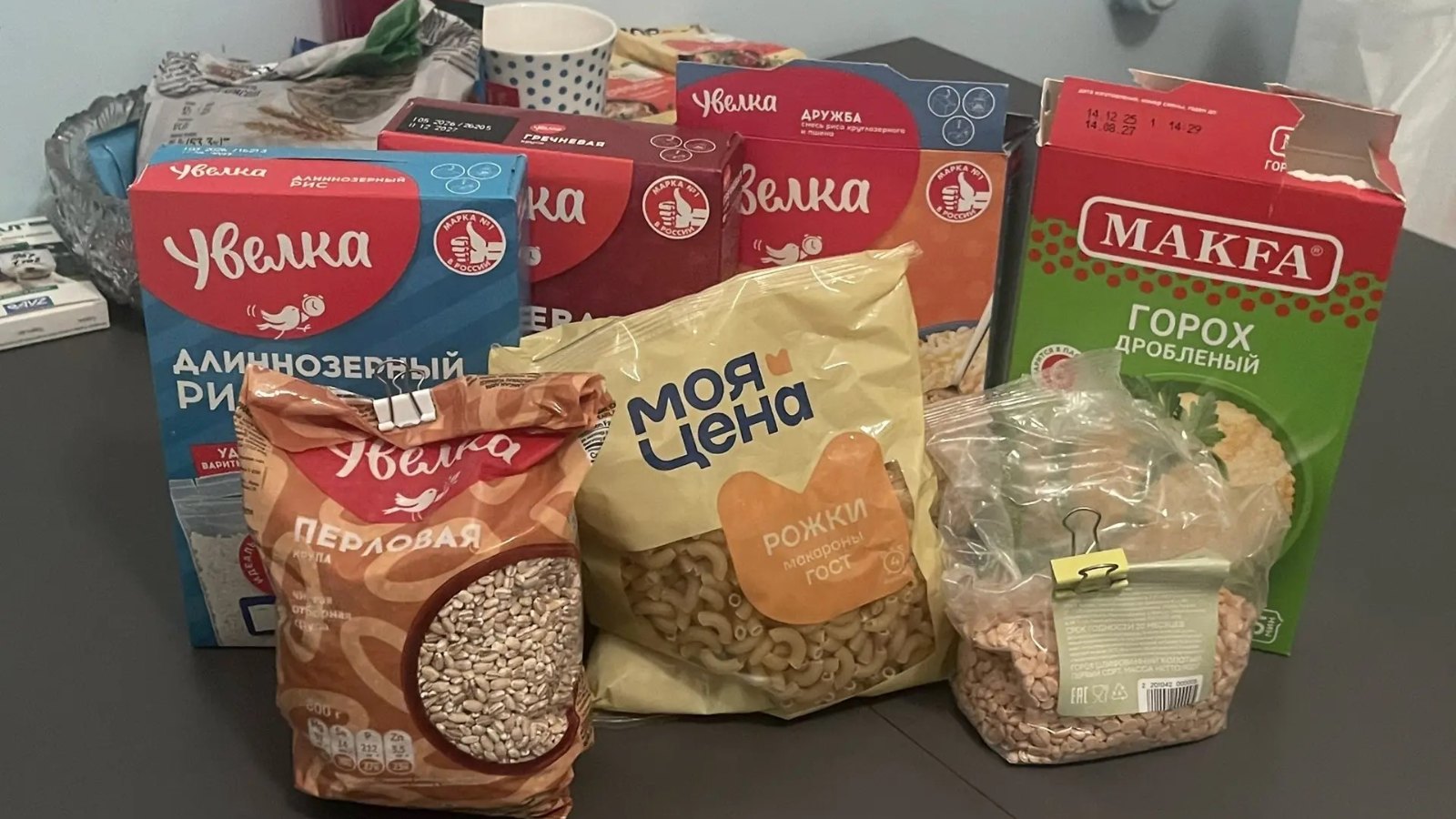 Крупы в прозрачных герметичных банках на кухонной полке